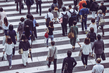 大阪の街を歩く人々