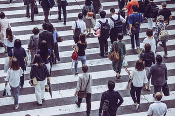 Obraz premium 大阪の街を歩く人々