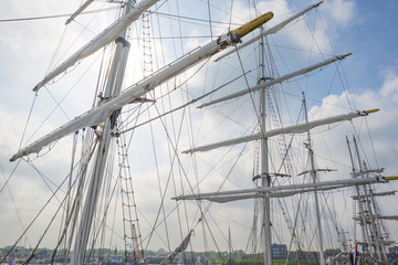 Obraz premium Rigging of a tall ship in a port in sunlight in spring