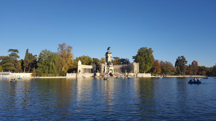 Fototapeta premium Madrid, pièce d'eau du retiro