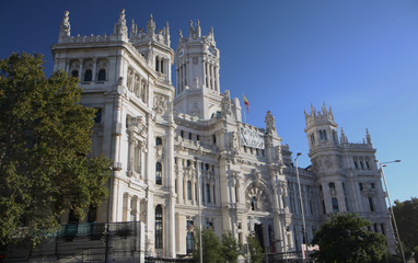 Fototapeta na wymiar Madrid, la blancheur du palais de Cibèle