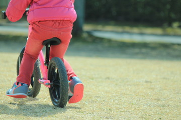 自転車に乗るこども