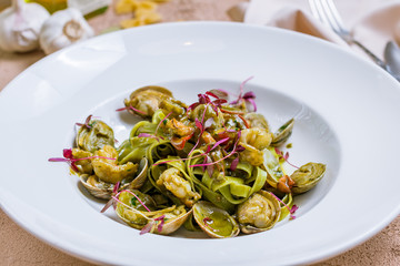 Green pasta with shrimp and mussels