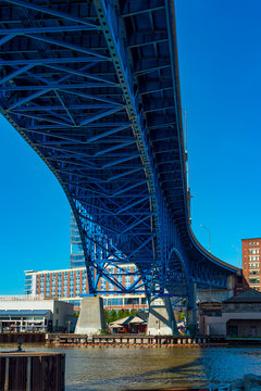 Fototapeta Under the Main Avenue bridge