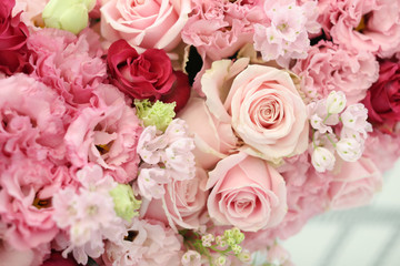 ピンクのテーブル装花
