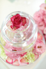 ピンクのテーブル装花