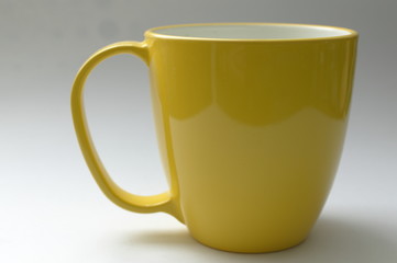 黄色いマグカップ