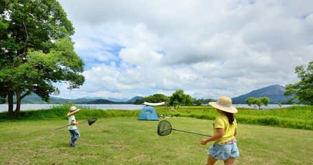 夏の高原・草原で遊ぶファミリー