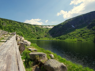 Podróż przez Sudety, Mały Staw pod Równią pod Śnieżką w Karkonoszach - piękna polodowcowa...