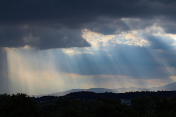 raggi solari filtrano tra le nuvole