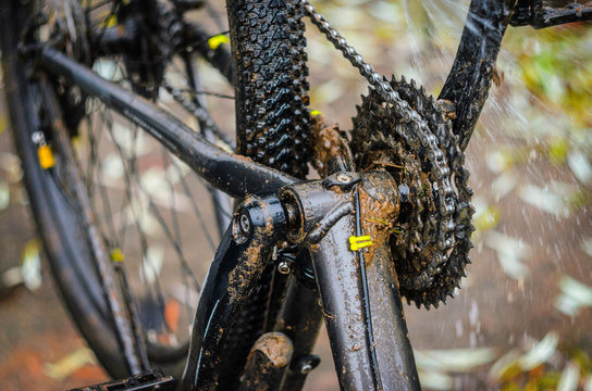 Fototapeta Washing the Transmission of a Mountain Bike with a Water Jet, Close-Up.