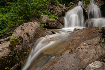 Naklejka premium Kaskadenwasserfall Barbarossaschlucht