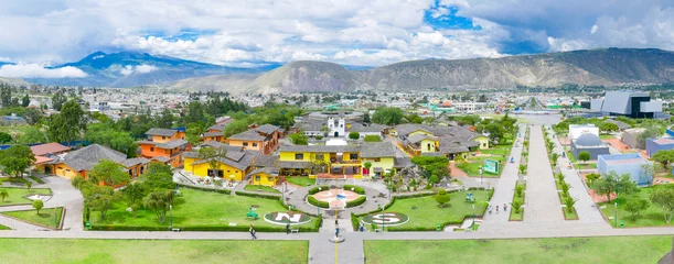 Kussenhoes Uitzicht vanaf Mitad del Mundo, Midden van de wereld Monument in Quito, Ecuador © Alexi Tauzin