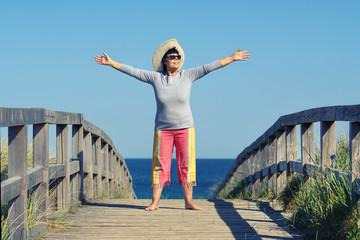 gesunde Seniorin im Urlaub