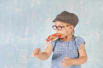 kleines Mädchen mit bunten Lolli