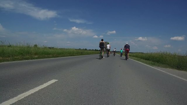Fahrradfahrer auf der Landstraße