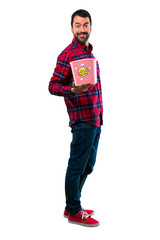 Naklejka premium Handsome man eating popcorns
