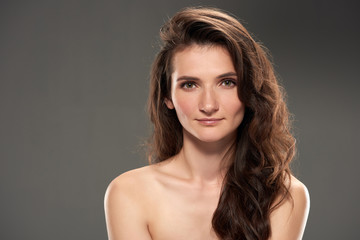 Naklejka premium beautiful young naked woman looking at camera, isolated on grey