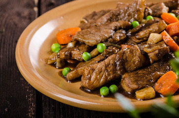 Pork medallions with vegetable and soy garlic sauce