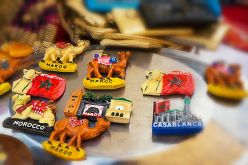 Souvenir magnets with the symbols of Morocco in a shop © Angelo D'Amico