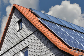 Solarthermische und Photovotaikanlage auf einem alten Wohnhaus mit Ziegeldach montiert