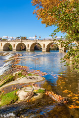 Fototapeta premium le Vidourle et le vieux pont romain à Sommières, Gard, Occitanie, France 