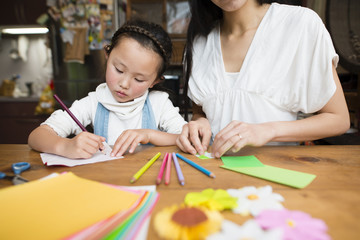Fototapeta premium 折り紙で遊ぶ親子
