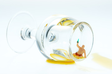 Redewendung: Zu tief ins Glas geschaut - H0-Figur und Alkohol