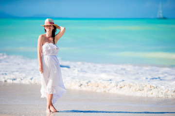 Fototapeta na wymiar Caucasian girl with hat background the sea