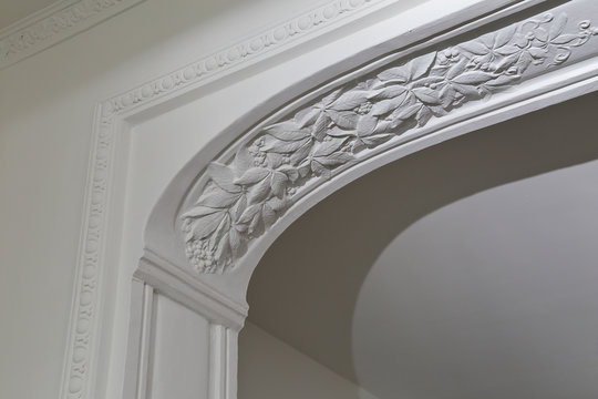 moulure plafond pl&acirc;tre motifs feuilles maison ancienne 