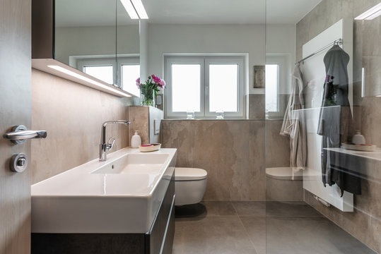 Modernes Badezimmer