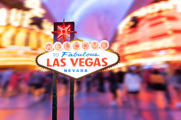 Célèbre signe de Las Vegas avec paysage urbain flou