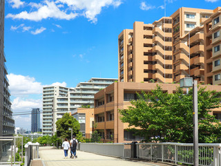 マンションが建ち並ぶ住宅街