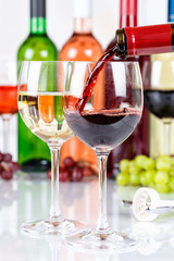 Wein einschenken eingießen Weinflasche Weinglas Rotwein Hochformat Flasche