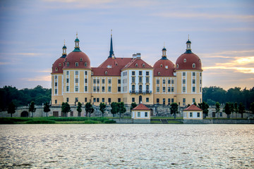 Fototapeta premium Schloss Moritzburg bei Dresden bei Sonnenuntergang