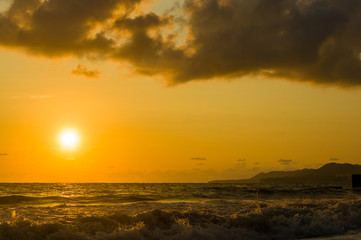 Obraz premium Amazing sea sunset, the sun, waves, clouds