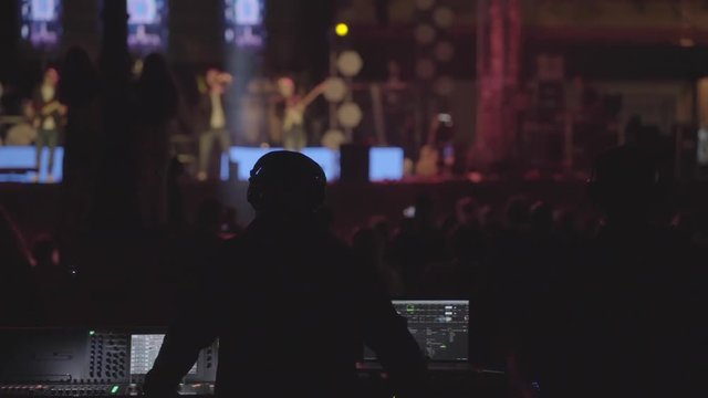 Music table controlling a concert