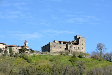 Fototapeta na wymiar Lunigiana, paesaggi, castelli