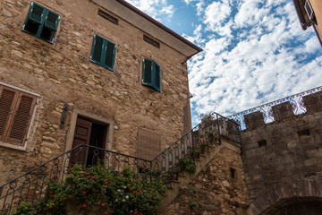 Fototapeta na wymiar Treppenaufgang In der Altstadt von Suvereto, Toskana, Italien