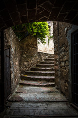 Durchgang in der Altstadt von Suvereto, Toskana, Italien