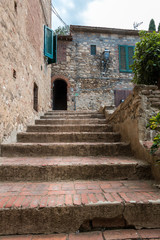 Fototapeta na wymiar Treppenaufgang in der Altstadt von Suvereto, Toskana, Italien