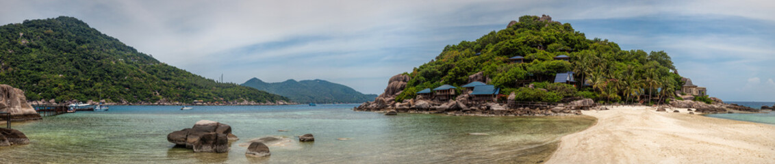 Fototapeta premium Panoramic view of Koh Nang Yuan, including the boat jetty and houses nestled among the trees