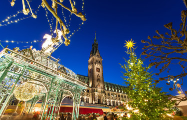 Weihnachtsmarkt am Hamburger Rathaus
