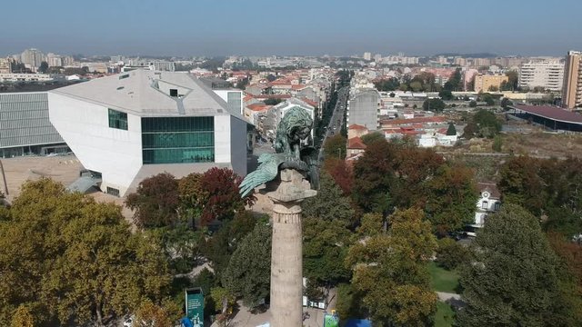 Orbiting the Rotunda da Boavista monument