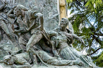 Fototapeta premium detalle esculturas en monumento a daoiz y velarde