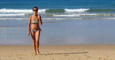 Ragazza solitaria al mare in Estate