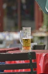 halbvolles bierglas auf einem gaststättentisch