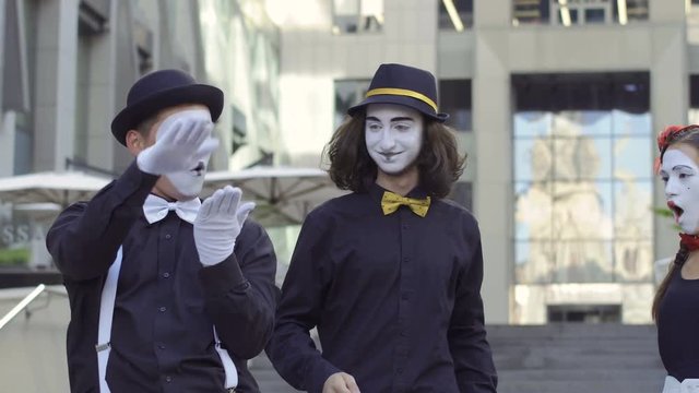 Two handsome mimes try to fall in love in himself a pretty girl