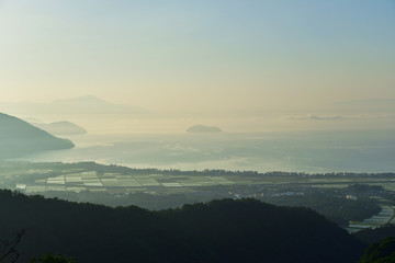 朝靄の琵琶湖と竹生島