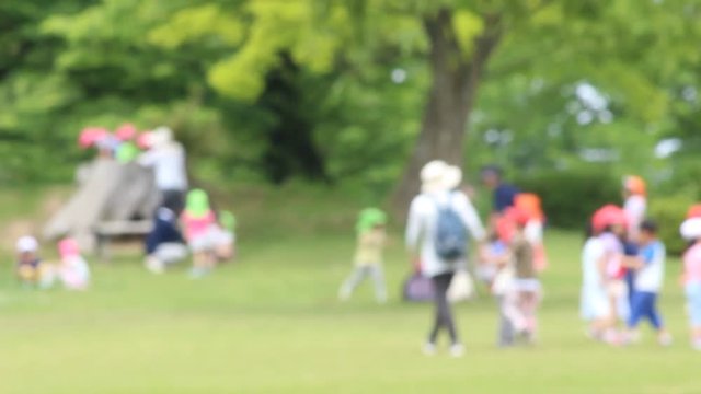 公園で遊ぶ子供たち　ピントぼかし
